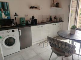 Guingamp में, होटल La Suite 27 bis, maison indépendante avec terrasse, proche gare et centre