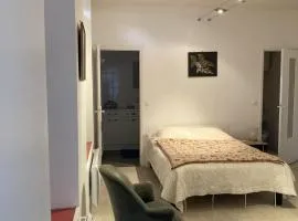 STUDIO hyper centre