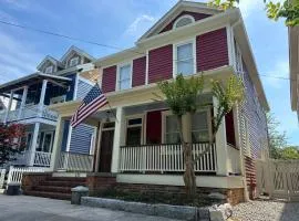Big Red 1903, Entire Historic Home, 4BR-2BA that sleeps 12