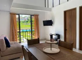 apartamento dúplex con balcón y central