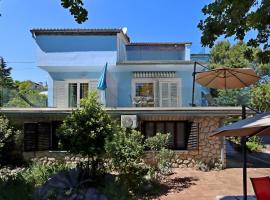 Apartments by the sea Cizici, Krk - 22430, hotel a Dobrinj