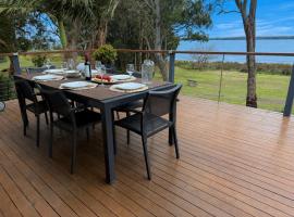 Absolute lakefront house - enjoy the sunrise، فندق في Budgewoi