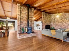 Hunter Valley 2 x Homes Pets Heated Pool, hotel em Whittingham
