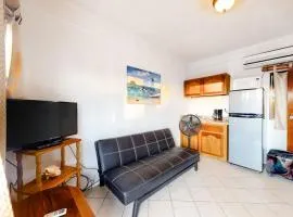 Budget-Friendly Suite with WiFi AC Shared Pool & Grill - Bike to Beach
