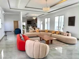 Villa 4 chambres - piscine de nage proche de Saly