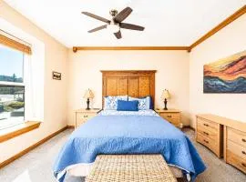 Newly Updated Cozy Escape Close to Ski Lifts