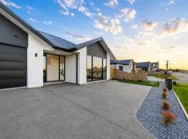 Modern 4BR Stay with Large Living Area in Hornby