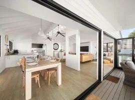 Moffat Beach Abode - Pet-friendly Escape by the Sea