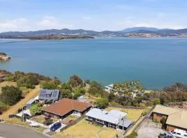 Ocean View Holiday Home - Easy Access to Hobart