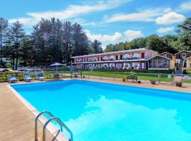 Half Moon Motel & Cottages, hotel com estacionamento em Weirs Beach