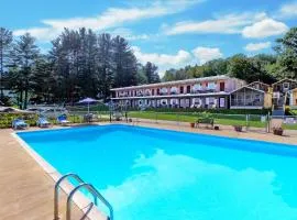 Half Moon Motel & Cottages