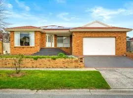 Generous Family Home Games Room Spa at Narre Warren