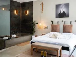 LEONTINE Suites
