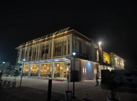 Vani Hotel Golden Petals, hotel em Una