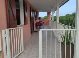 Appartement convivial au cœur de Le Moule avec piscine partagée