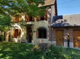 Maison chaleureuse à Cézy avec jardin clôturé