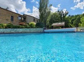 Maison charmante au cœur de Puy-l'Évêque avec piscine partagée