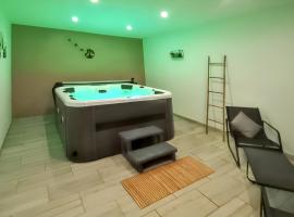 Maison charmante à Levroux avec jardin et spa, hotel Levroux-ban