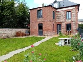 Maison confortable à Saint-Vaast-d'Équiqueville avec garage.