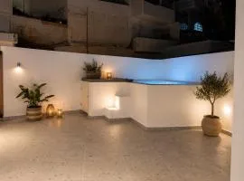 Pattys Desing Suites- Private Hot Tub with yard- Fira Center