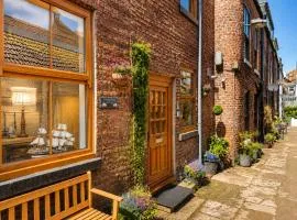 Endeavour Cottage Whitby Quiet Old Yard Fishermans Cottage