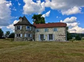 Maison spacieuse avec vue sur la montagne à Naucelles