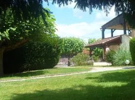 Maison confortable avec piscine partagée à Saint-Genies.