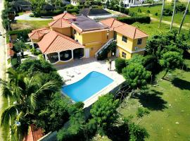 Elegant Villa in Nagua with Private Pool and Jacuzzi, hotell i Nagua