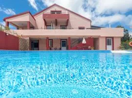 Comfortable apartment with shared pool in Prazeres, 150 m²