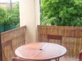 Appartement contemporain à Saint-Cyr-sur-Mer avec balcon.