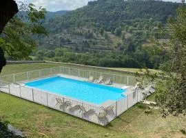 Manoir majestueux à Satillieu avec piscine privée