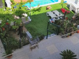 Comfortable Apartment in Feijó with Shared Pool, 90 m², hotel u gradu Almada