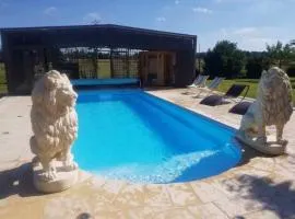 Villa élégante à Saint Clair-d'Arcey avec piscine privée