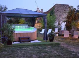 Maison de charme au cœur du Blanc, avec spa et jardin、ル・ブランのホテル