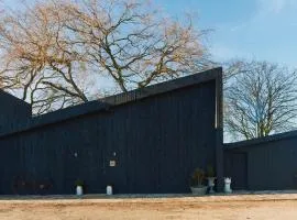 Cosy Countryside Cabin, Sleeps 8 with Hot Tub and BBQ