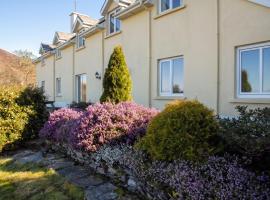 Spacious house with sea and mountain views, Co. Kerry, hotel v destinácii Kells