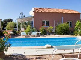Maison charmante près de Castelnou avec piscine privée, Hotel in Castelnou