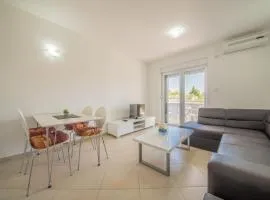 Bright Apartment in Vrsi with Terrace and Garden, 65 m²