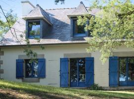 Maison de caractère à Plougrescant avec jardin et parking.、Plouguielのホテル