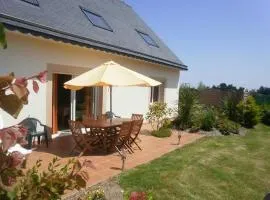 Maison accueillante avec vue sur la mer à Plougrescant