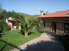 Comfortable house in Sotoserrano with mountain view, hotel i Sotoserrano