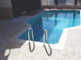 Maison charmante avec piscine à Petit-Bourg.