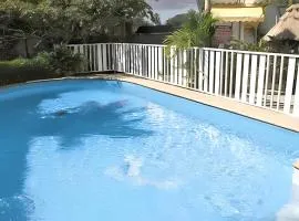 Bungalow charmant à Sainte-Rose avec terrasse et piscine