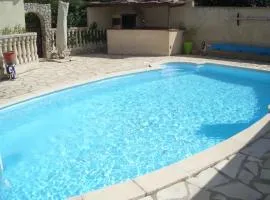 Villa avec jardin à Poussan avec piscine privée ouverte toute l'année