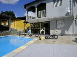 Appartement charmant à Lamentin avec piscine