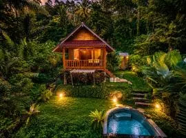 The Payung House - Romantic Riverside Villa