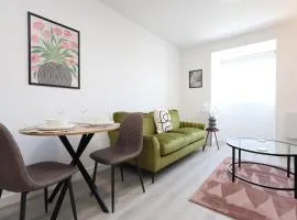 New Modern Flats In Bridgend Town Centre - Great For Business Stays & Contractors By EKLIVING PARTNERS