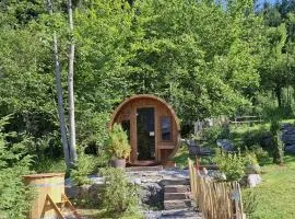 Ferienhaus Lechner am Waldrand mit Holzfasssauna & Außendusche, Bergblick und Naturgarten"