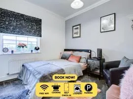 Waltham Abbey Haven 2 Bed 2 Bath Flat with FREE Parking