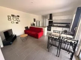 Bas de villa avec terrasse couverte avec jardinet